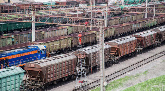 Queues of freight cars at the western borders have grown to 19,000 units