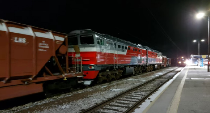  SKPL Cargo перевез 300-тонный локомотив 2ТЕ10М по ремонту в Даугавпилсе в Украину, минуя Беларусь